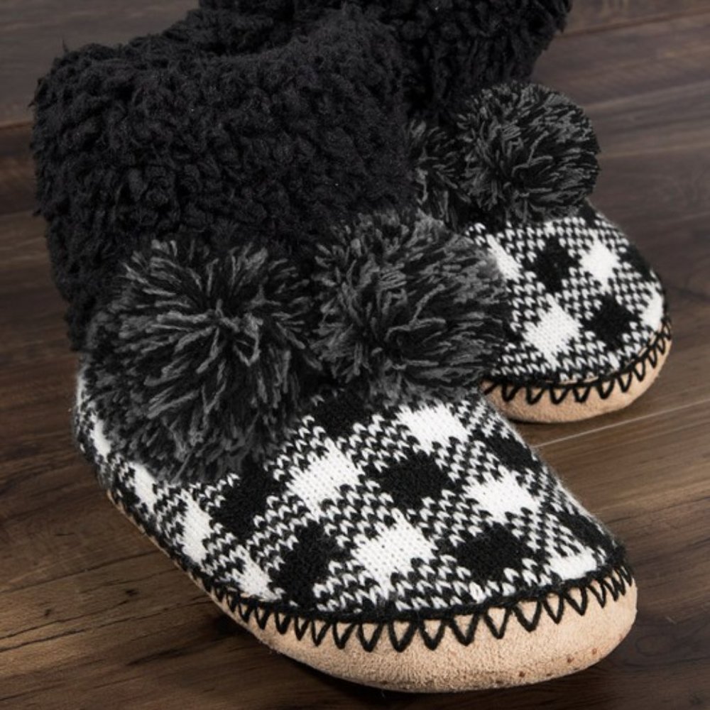 Black &  White Buffalo Check Plaid Fuzzy Ankle Pom Pom Indoor Slipper size 8-10 - Picture 3 of 4